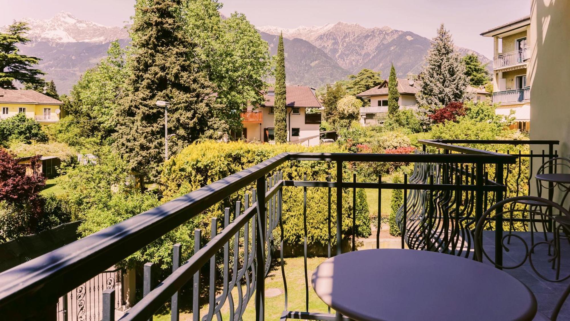 Hotel Villa Laurus Merano Bagian luar foto