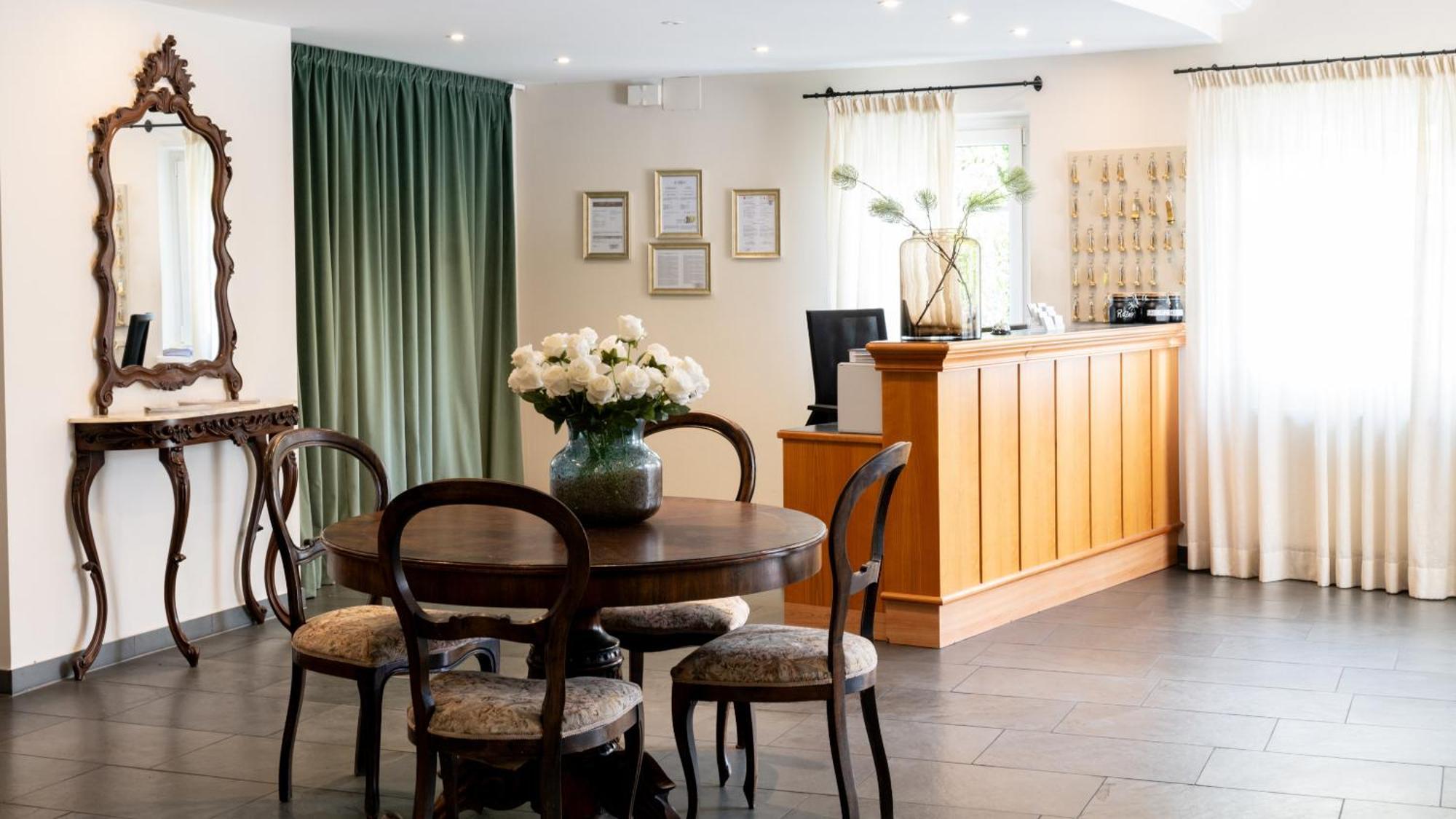 Hotel Villa Laurus Merano Bagian luar foto