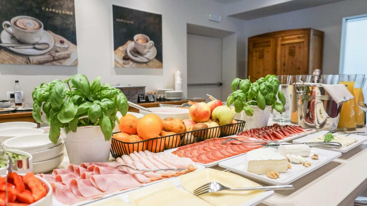Hotel Villa Laurus Merano Bagian luar foto